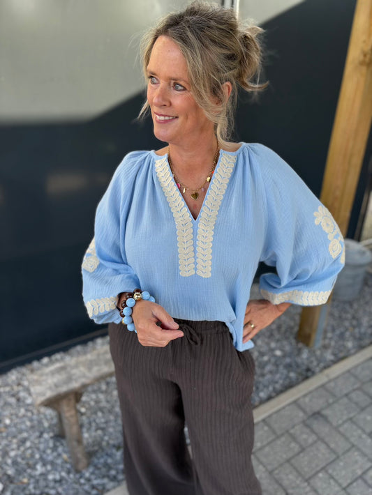 Blouse lichtblauw met creme bloemen