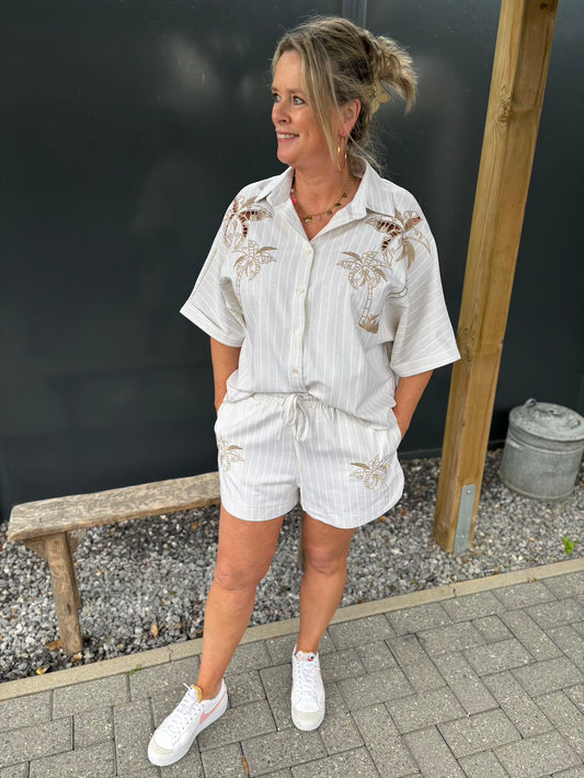 Setje short en blouse beige met borduursels en streepjes