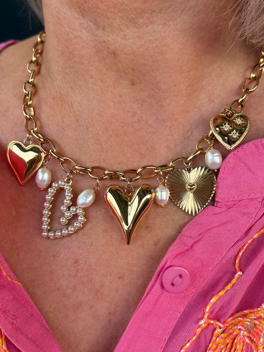 Ketting met bedels en parels