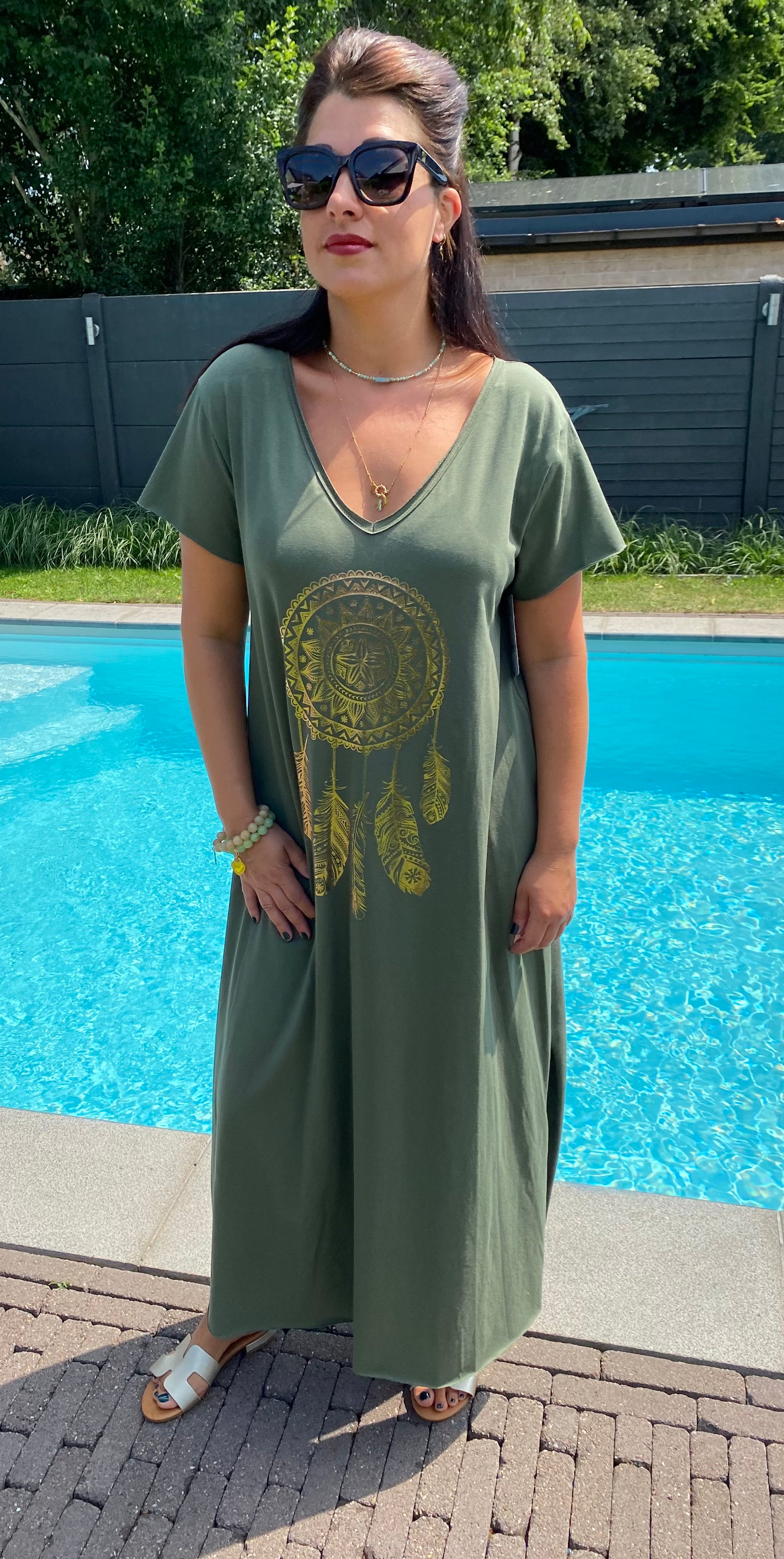 Republiek alarm Ga trouwen T shirt jurk khaki groen met gouden print – gemelliboutique